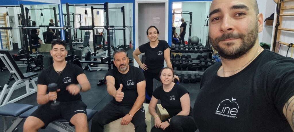 Gruppo di persone in allenamento con Alessio Bray negli spazi LINE Direzione Nutrimento