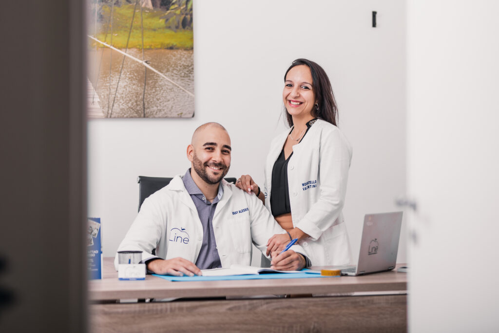 Alessio Bray e Valentina Moscatello, Biologi Nutrizionisti di LINE Direzione Nutrimento, nello studio durante una consulenza